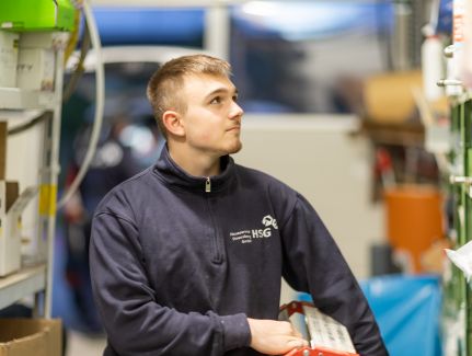 Ein Mitarbeiter sucht Werkzeug im Lager