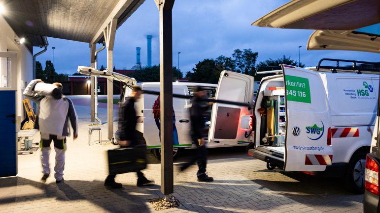 Die Autos werden von Personen beladen