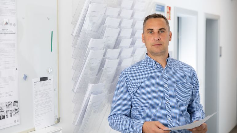 Der Projektplaner steht im Flur des HSG-Gebäudes